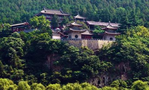 Cách quần thể hang động không xa là thành cổ Lạc Dương, một trong bốn cố đô của Trung Hoa.