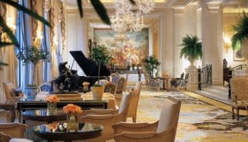 Bar Le là tên đơn giản của một quán bar khá tồi tàn tại George V