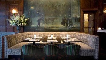 Bar Oak là 1 nơi hội họp thân mật cho những người có ảnh hưởng lớn của New York