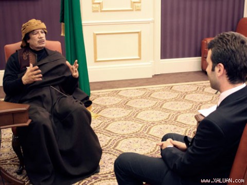 Nhà lãnh đạo Muammar Gaddafi (trái) trả lời phỏng vấn của đài truyền hình TRT. Ảnh: REUTERS