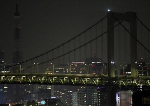 Nhật Bản đang phải gồng mình với tình trạng thiếu hụt nguồn cung năng lượng do rất nhiều nhà máy điện hạt nhân đã phải đóng cửa sau động đất và sóng thần. (Ảnh: Cây cầu Cầu vồng ở Tokyo bị tắt gần như toàn bộ đèn trang trí để tiết kiệm điện)