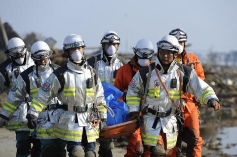 Công tác cứu hộ tại Nhật Bản đang tiếp tục chạy đua với thời gian để tìm kiếm những người sống sót 3 ngày sau trận động đất kinh hoàng mạnh 9 độ Richter hôm 11/3