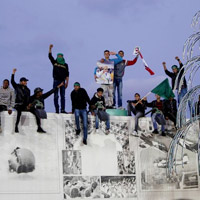 Người dân Tripoli tạo thành lá chắn sống bảo vệ nhà riêng ông Gaddafi ngày 20-3