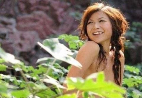 'Lõa nữ' trưng ảnh khỏa thân tìm người nuôi