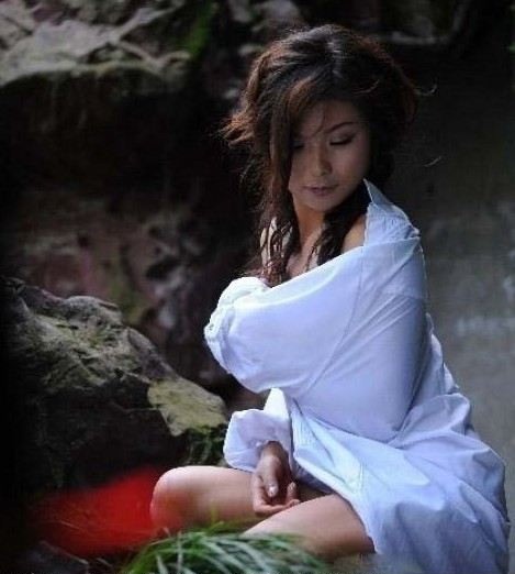 'Lõa nữ' trưng ảnh khỏa thân tìm người nuôi