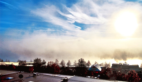 Một buổi sáng ở Canberra. Có lẽ một trong những khác biệt lớn nhất ở Canberra dành cho sinh viên du học là một ngày bình thường nơi đây nhiệt độ cách biệt rất cao, trong nhiều ngày có thể cách biệt đến 20 độ C. Buổi sáng thì trời đầy sương, nhưng đến buổi trưa nắng lại rất gắt, kéo đến buổi chiều rồi ban đêm lại lạnh rét run người. Mỗi khi ra đường phải xem thời tiết rất kĩ, nếu không sẽ gặp trường hợp là buổi sáng mang rất nhiều áo ấm để rồi tắm trong mồ hôi khi buổi trưa nắng nóng, hoặc ra đường buổi trưa ăn mặc mát mẻ để rồi buổi tối rét không chịu nổi.