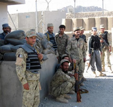 Binh sĩ Afghanistan bên ngoài nhà tù Sarposa ở Kandahar. Dư luận đang hoài nghi về khả năng gánh vác trách nhiệm an ninh của lực lượng này sau khi NATO bắt đầu rút khỏi Afghanistan vào tháng 7 tới