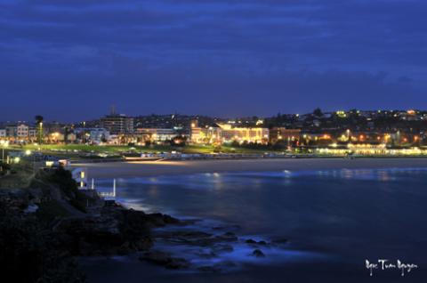 Biển hiền hòa,tĩnh lặng và thật dịu êm khi màn đêm buông xuống(Bondi beach).