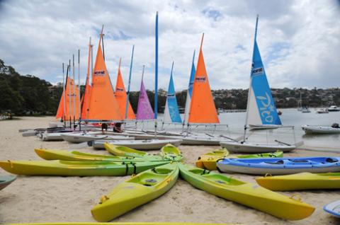 Những cánh buồn sặc sỡ sắc màu nghỉ ngơi sau những cuộc đua tranh quyết liệt (Balmoral beach).