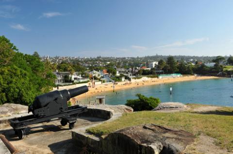 Ta hãy leo trên những mỏm núi cao tại Watson bay để phóng tầm mắt ngắm nhìn cuộc sống nơi biển cả.