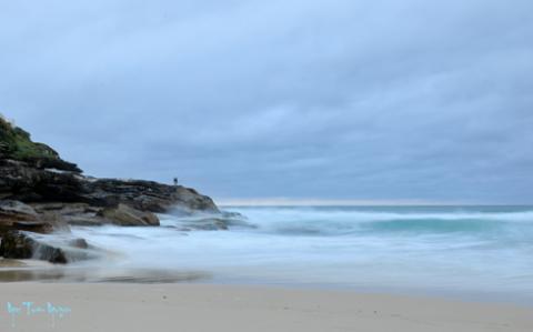 Trời sắp đổ cơn mưa vào một buổi sớm tinh mơ trên bãi biển Bronte nhưng không ngăn nổi niềm đam mê của những người nghiền câu cá.