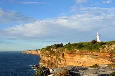 Xa xa là ngọn hải đăng vẫn đứng im lìm trong nắng ,trong gió để rồi sẽ rực sáng trong đêm đen soi đường ,dẫn hướng cho những con tàu lạc lối (Bondi Junction).