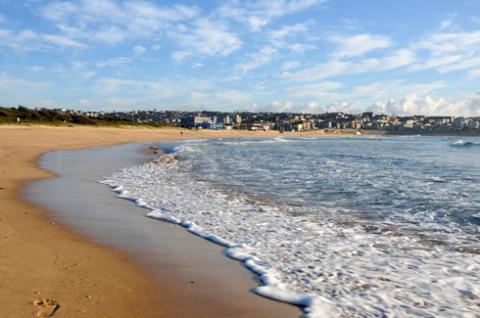 Đứng trước biển chạnh lòng thương cho cát.Nhỏ vô cùng nhưng khao khát vô biên.Sóng là ai mà vô tình ào ạt.Để suốt đời hạt cát mãi cô đơn (Maroubra beach).