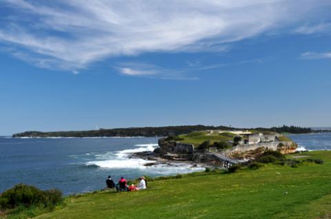 Để tìm sự bình yên ,tĩnh tại trong tâm hồn,bạn hãy dừng chân xa một chút trên bãi cỏ xanh rờn để lắng nghe hơi thở của đại dương bao la (Bare Island Fort).