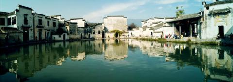 Toàn cảnh ngôi làng cổ ven sông.