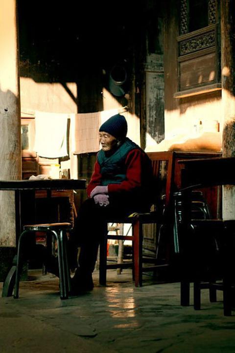 Những con người ở Hoành Thôn cũng trầm lặng như không khí nơi đây.