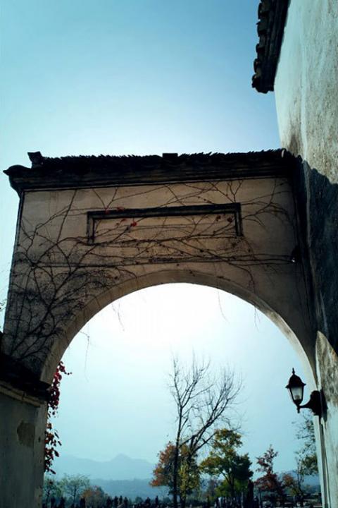 Cánh cổng kêu phong.