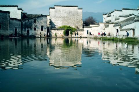 Những ngôi nhà soi bóng xuống hồ trông đẹp như một bức tranh thủy mặc.