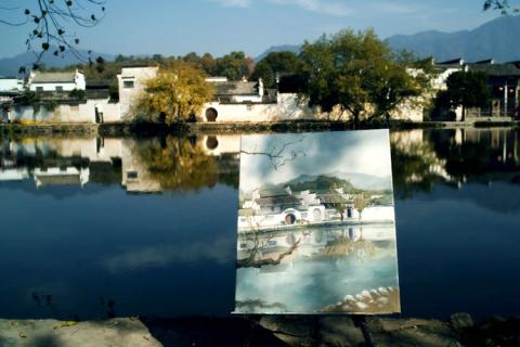 Bức tranh vẽ lại ngôi làng soi bóng dưới nước.