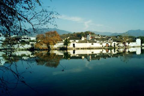 Trời nước ở đây như hòa lẫn trong màu xanh thẳm.