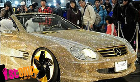 Xe d&aacute;t pha l&ecirc; thu h&uacute;t sự ch&uacute; &yacute; của nhiều người xem.