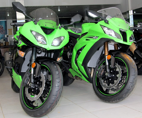 Kawasaki Ninja ZX-6R 2011 (b&ecirc;n tr&aacute;i) vẫn giữ nguy&ecirc;n thiết kế như những chiếc xe hiện h&agrave;nh, đ&agrave;n anh ZX-10R ABS 2011 (b&ecirc;n phải) đ&atilde; được thay đổi một số chi tiết.