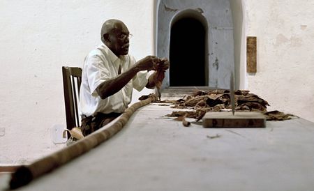 Hút mệt nghỉ với điếu xì gà dài hơn 80m 1304670393.img