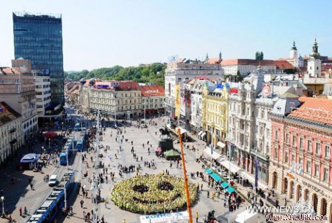 Mặt cười nổi bật giữa quảng trường trung tâm thủ đô Zagreb, Croatia. Ảnh: Xinhua.