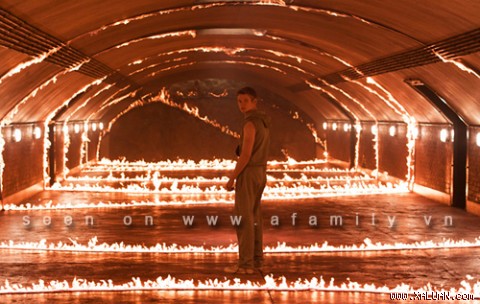 Trong phim, tầng hầm giống như kho than của biệt thự X, thực chất được làm từ gỗ dán chống lửa, dựng lên trong xưởng phim Pinewood.