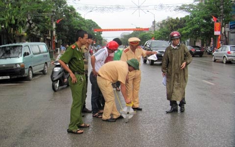 Ng&agrave;y 16/5, C&ocirc;ng an TP. H&agrave; Tĩnh mới tiến h&agrave;nh kh&aacute;m nghiệm hiện trường tại khu vực xảy ra tai nạn.