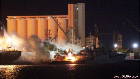 Tàu chiến của Libya bốc cháy ngùn ngụt