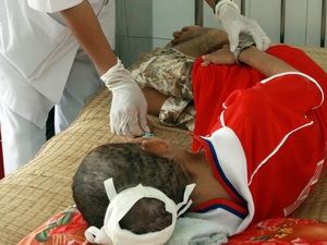 Các bệnh nhân HIV/AIDS sẽ có thêm hy vọng với loại thuốc mới Edurant. (Ảnh minh họa: Dương Ngọc/TTXVN)