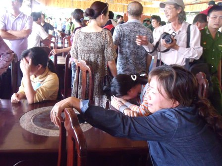 Nỗi đau của thân nhân ngày đại tang bên sông Sài Gòn