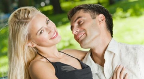 Phụ nữ có thể đánh giá đàn ông hay cười ít nam tính hơn. Ảnh: Fox News.