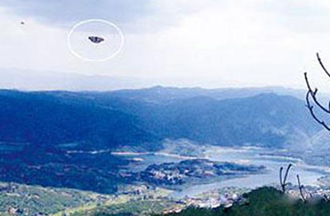 Bức ảnh chụp vật thể lạ được cho là UFO xuất hiện phía trên đập Songhua ở ngoại ô thành phố Côn Minh, tỉnh Vân Nam, Trung Quốc. Ảnh: THE STAR/ANN