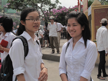 Nhiều thí sinh Hà Nội thở phào với đề thi môn Vật lý không quá khó. (Ảnh: Hồng Hạnh - Hương Thắm)
