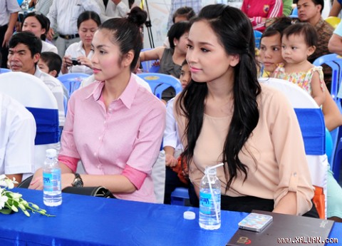 Hà Tăng, Mai Phương Thúy mặc giản dị