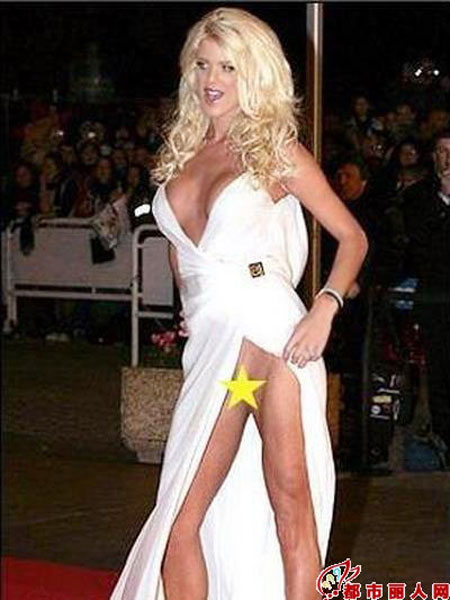 Trong lý lịch của người mẫu xinh đẹp Victoria Silvstedt luôn luôn gắn liền với hai chữ lộ hàng và không quần chip, Á hậu Thụy điển 1993 này thả rông vô tội vạ