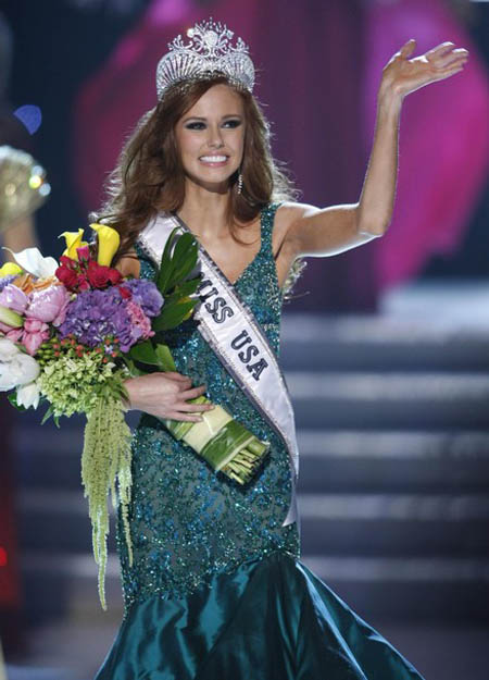 Alyssa rạng ngời trong phút đăng quang