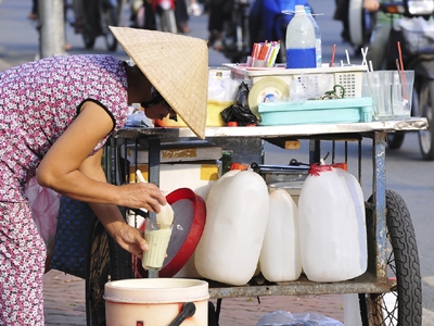 Nguy cơ ngộ độc thực phẩm luôn rình rập ở những ly sữa đậu nành bán rong.