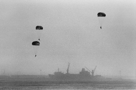 Các binh sỹ thuộc lực lượng SEAL tiến hành các bài tập nhảy xuống biển từ máy bay, sau đó bơi đến thuyền khu vực chờ đợi nhận nhiệm vụ tiếp theo tại một bãi huấn luyện ở Thái Bình Dương.