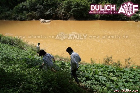 Rùng mình khám phá hang quan tài ở Quan Hóa