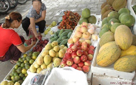 Màu sắc của hoa quả có hóa chất thường đẹp, ngửi có mùi hắc. Ảnh minh họa