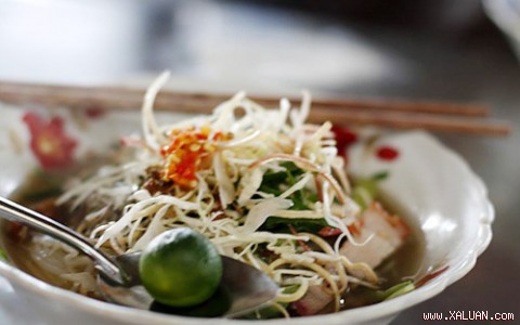 Bún mắm nhà hàng cũng không được ưa chuộng bằng hàng bún nhỏ ở chợ trên bến Ninh Kiều.