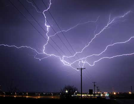 Tại Việt Nam có thể có tới 2 triệu cú sét đánh xuống đất trong một năm. Ảnh minh họa: howstuffworks.com.