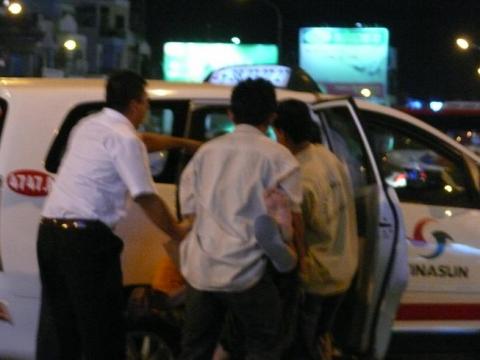 Nạn nhân được đưa đi cấp cứu tại bệnh viện