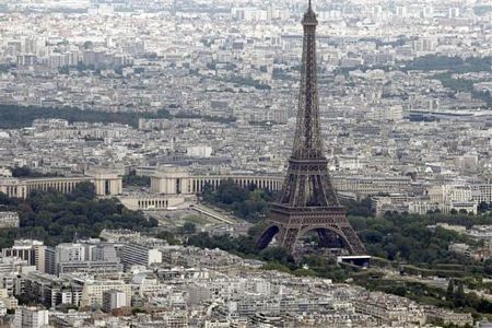 Tháp Eiffel sừng sững - công trình biểu tượng của thủ đô Paris cũng như nước Pháp.