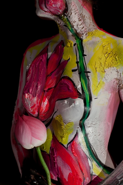 H&igrave;nh tượng quan trọng nhất trong t&aacute;c phẩm l&agrave; hoa sen hồng, b&ecirc;n cạnh đ&oacute; l&agrave; h&igrave;nh tượng người phụ nữ.