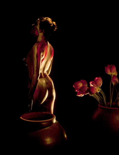 Sử dụng body painting kết hợp với nhiếp ảnh.