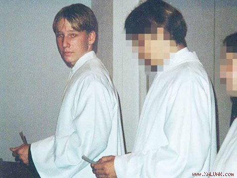 Breivik (bìa trái) trong bộ áo trắng ca đoàn nhà thờ. Ảnh: R.F.